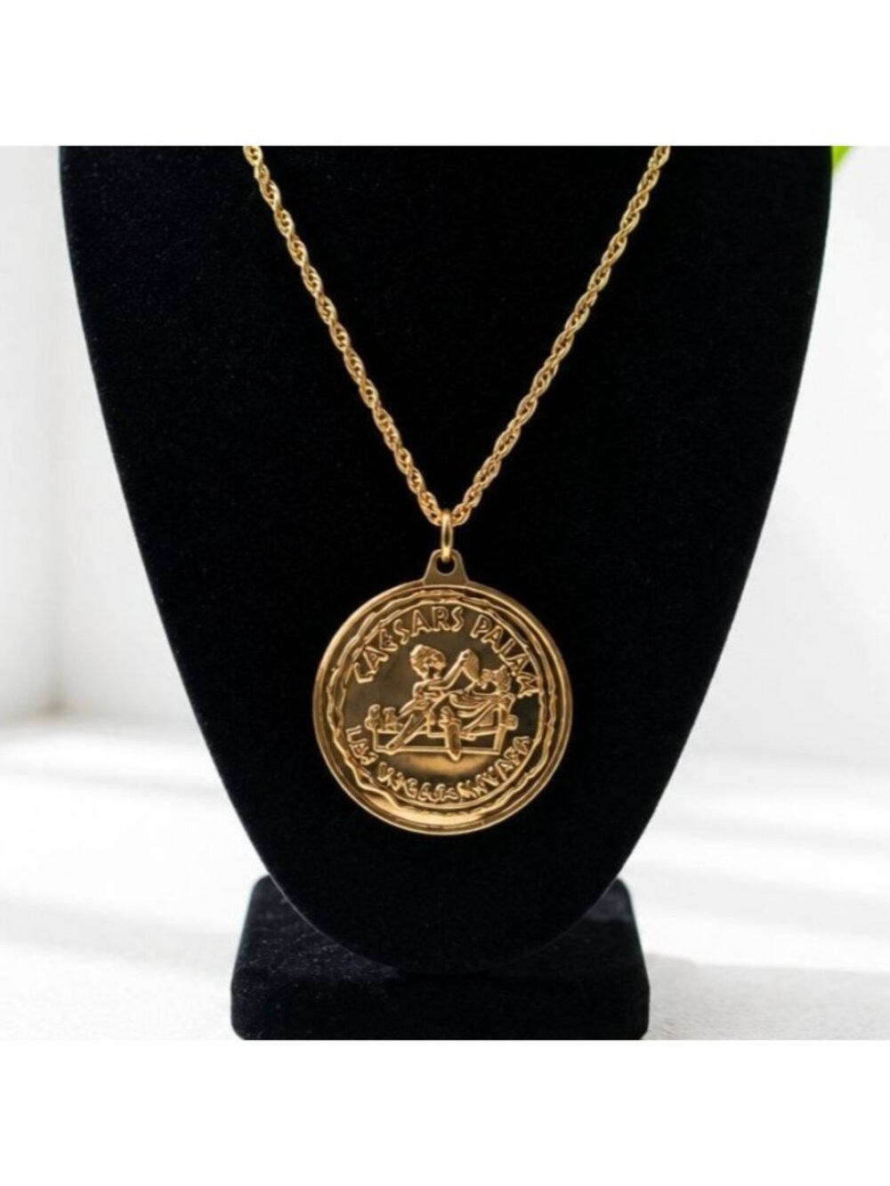 Caesars Palace Las Vegas Gold-Tone Medallion Pendant Necklace 36cm Chain 5cm Pen